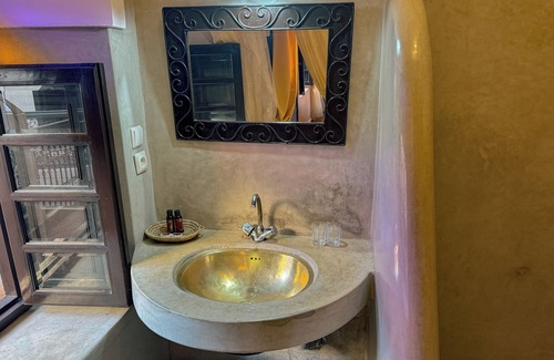 Zaouia Sidi Rhalem House | Stellar Stay at Riad Lapis-Lazuli: 4-Star with Pool & Dining