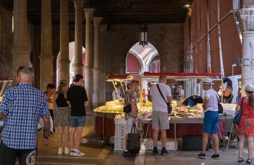 San Polo Apartment | Discover Rialto al Manganer: Family-Friendly Gem in Venice