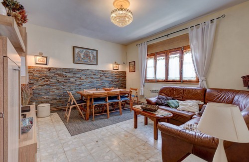 Riaza Ski Chalet | Riaza Victorian Estate: Perfect for Groups with Garden & BBQ
