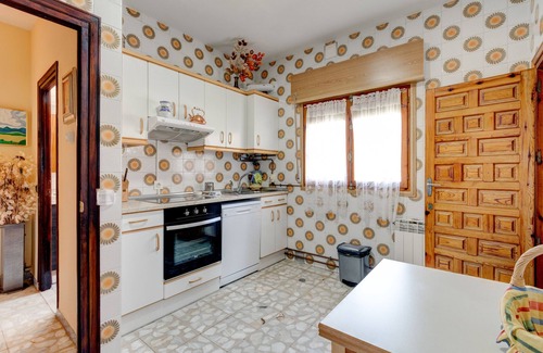 Riaza Ski Chalet | Riaza Victorian Estate: Perfect for Groups with Garden & BBQ