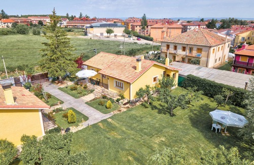 Riaza Ski Chalet | Riaza Victorian Estate: Perfect for Groups with Garden & BBQ