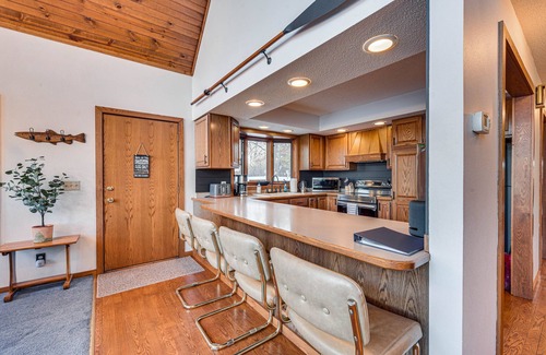 Mikana Cabin | Unforgettable Rice Lake Cabin Retreat with Spa & Lake Access