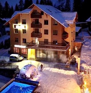 Yablunytsya Hotel | Discover Rich OAK: Oceanfront Retreat with Pool & Hot Tub
