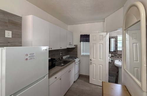 Hallandale Beach Hotel | Budget-Friendly Richard's Motel with Spa & Breakfast Included