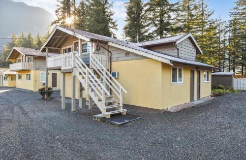 Hope Hotel | Pet-Friendly Swiss Chalets Motel with Hot Tub & Breakfast