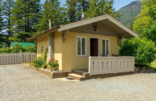 Hope Hotel | Pet-Friendly Swiss Chalets Motel with Hot Tub & Breakfast