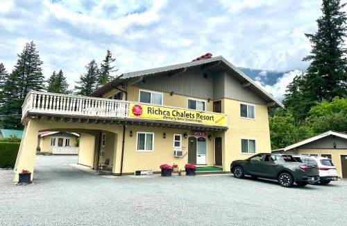 Hope Hotel | Pet-Friendly Swiss Chalets Motel with Hot Tub & Breakfast