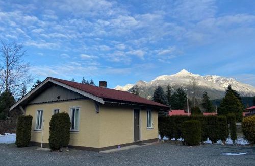 Hope Hotel | Pet-Friendly Swiss Chalets Motel with Hot Tub & Breakfast