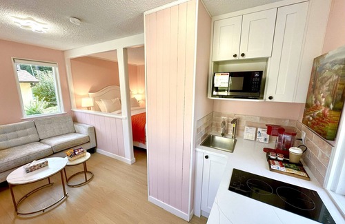 Hope Hotel | Cozy Swiss Chalets Motel with Free Breakfast & Family Suite