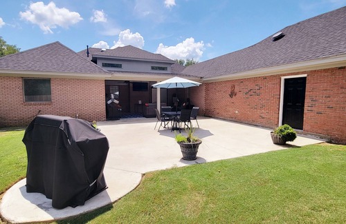 Montgomery House | Guest Rated: Richland Promise with Spa & Hot Tub Options