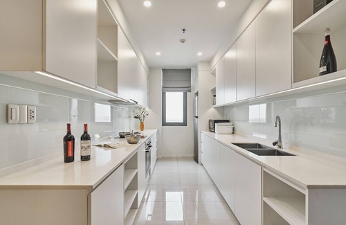 Tan Qui Dong Apartment | Discover Richlane Residences: Pet-Friendly Retreat with Pool