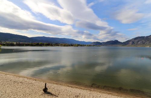 Okanagan-Similkameen Hotel | Richter Pass Beach Resort: Relax by the Private Oceanfront