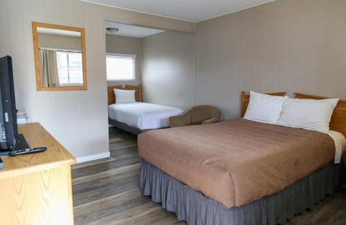 Okanagan-Similkameen Hotel | Richter Pass Beach Resort: Relax by the Private Oceanfront