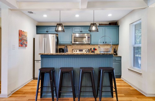 Boerne House | Experience Richter's Garage - Birdy Vacation Rental Awaits