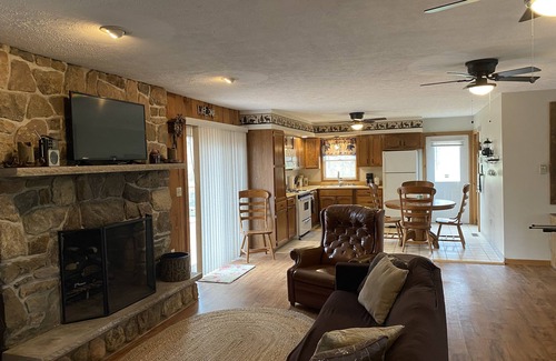 Shawanese Cabin | Discover Rickett’s Hidden Treasure: Pet-Friendly Escape