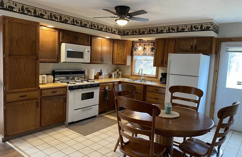 Shawanese Cabin | Discover Rickett’s Hidden Treasure: Pet-Friendly Escape