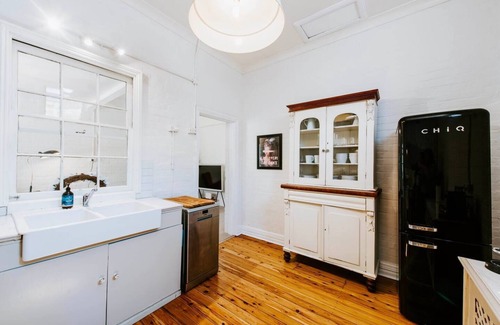 Central Mudgee Apartment | Riddell Cottage: A Victorian Retreat with Family-Friendly Perks