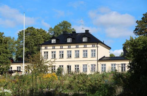 Hasselby House | Riddersviks Herrgård: Pet-Friendly Escape with Ocean Views