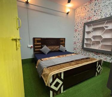 Mathura Hostel | Riddhi Siddhi Hostel &Home stay Near By Mathura Railway Station