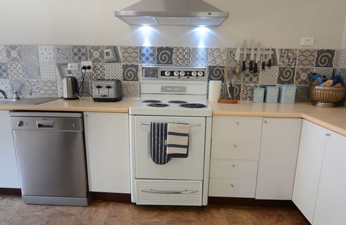 Mount Beauty Cottage | Rest Easy with Spa Access and Lake Views - Guest Rated 9.8