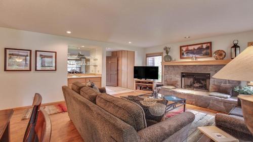 Sunriver House | Discover zRidge Condo 33 with Private Pool & Hot Tub