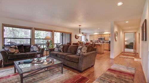 Sunriver House | Discover zRidge Condo 33 with Private Pool & Hot Tub