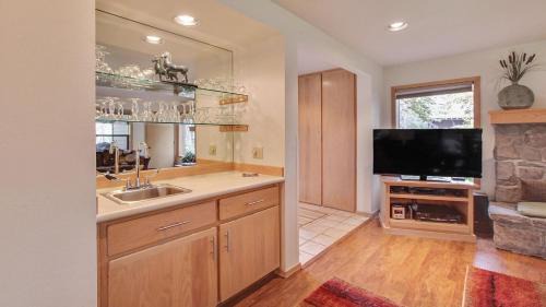 Sunriver House | Discover zRidge Condo 33 with Private Pool & Hot Tub