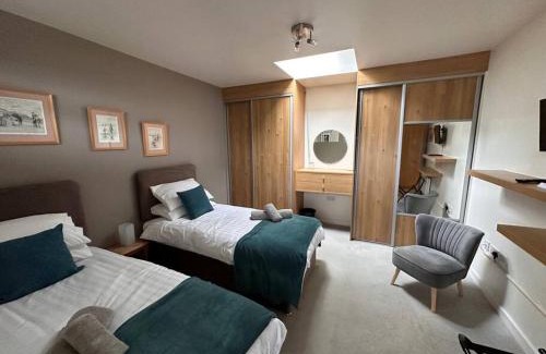 Pluckley House | Inviting Ridge House Stables: Family-Friendly Retreat