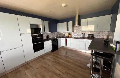 Pluckley House | Inviting Ridge House Stables: Family-Friendly Retreat