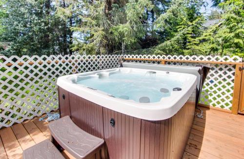 Gearhart House | Cozy Ridge Path Cottage with Hot Tub for Family Fun