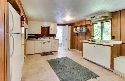 Gearhart House | Cozy Ridge Path Cottage with Hot Tub for Family Fun
