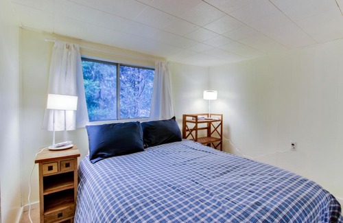 Gearhart House | Cozy Ridge Path Cottage with Hot Tub for Family Fun