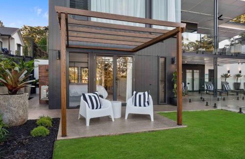 Middle Ridge House | Ridge Retreat: Oceanfront Bliss with a 9.9/10 Rating