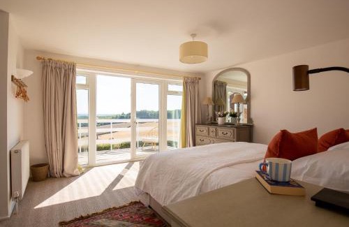 Alcester House | Ridgeway Farmhouse: 4-Star Retreat with Hot Tub & Family Fun
