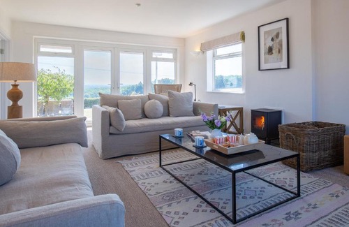 Alcester House | Ridgeway Farmhouse: 4-Star Retreat with Hot Tub & Family Fun