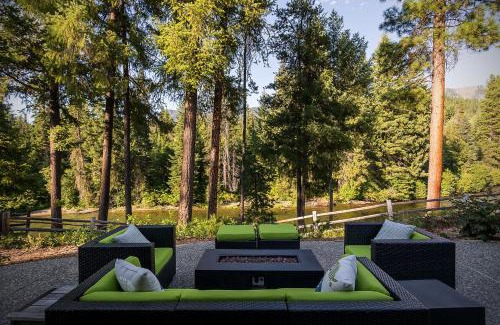 Ardenvoir Cabin | Riffle River Lodge by NW Comfy Cabins