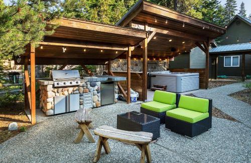 Ardenvoir Cabin | Riffle River Lodge by NW Comfy Cabins