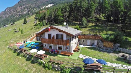 Lanzada Ski Chalet | Rifugio Alpe Ponte: Pet-Friendly Retreat with Breakfast