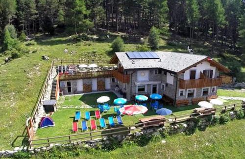 Lanzada Ski Chalet | Rifugio Alpe Ponte: Pet-Friendly Retreat with Breakfast
