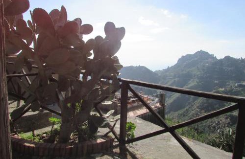 Castelmola House | Pet-Friendly Stay at Rifugio dei tre Pini – 8.9/10 Rating!