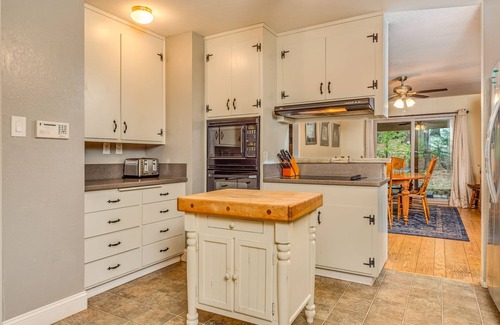 Glencoe Cabin | Comfortable Retreat Across from Lakemont Pines Lake with Hot Tub