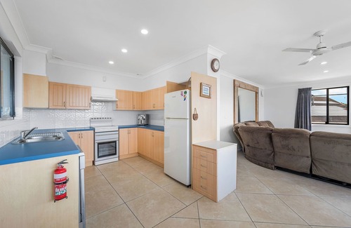 Crescent Head Apartment | Pet-Friendly Retreat with Ocean Views in the City Center