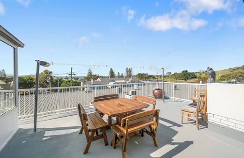 Crescent Head Apartment | Pet-Friendly Retreat with Ocean Views in the City Center