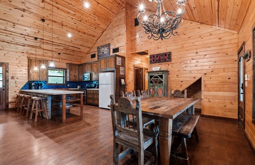 Concan House | Prime Location in Concan with Private Pool & River Access