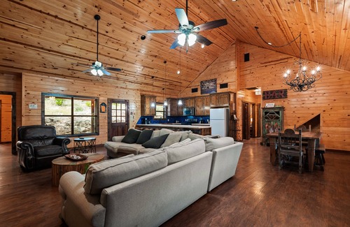 Concan House | Prime Location in Concan with Private Pool & River Access