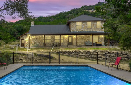 Concan House | Prime Location in Concan with Private Pool & River Access