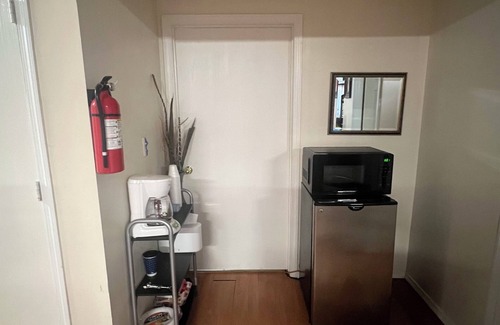 Los Lunas House | Convenient Access Near I-25 with Spa and Breakfast Included