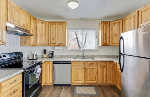Springville House | Right off Main St, Spring Acres Arts Park Close!