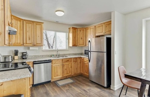 Springville House | Right off Main St, Spring Acres Arts Park Close!