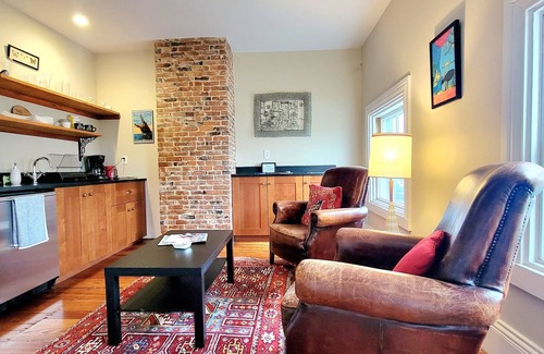 Federal Hill Apartment | Bright and Private Apartment on Broadway for Family Getaways